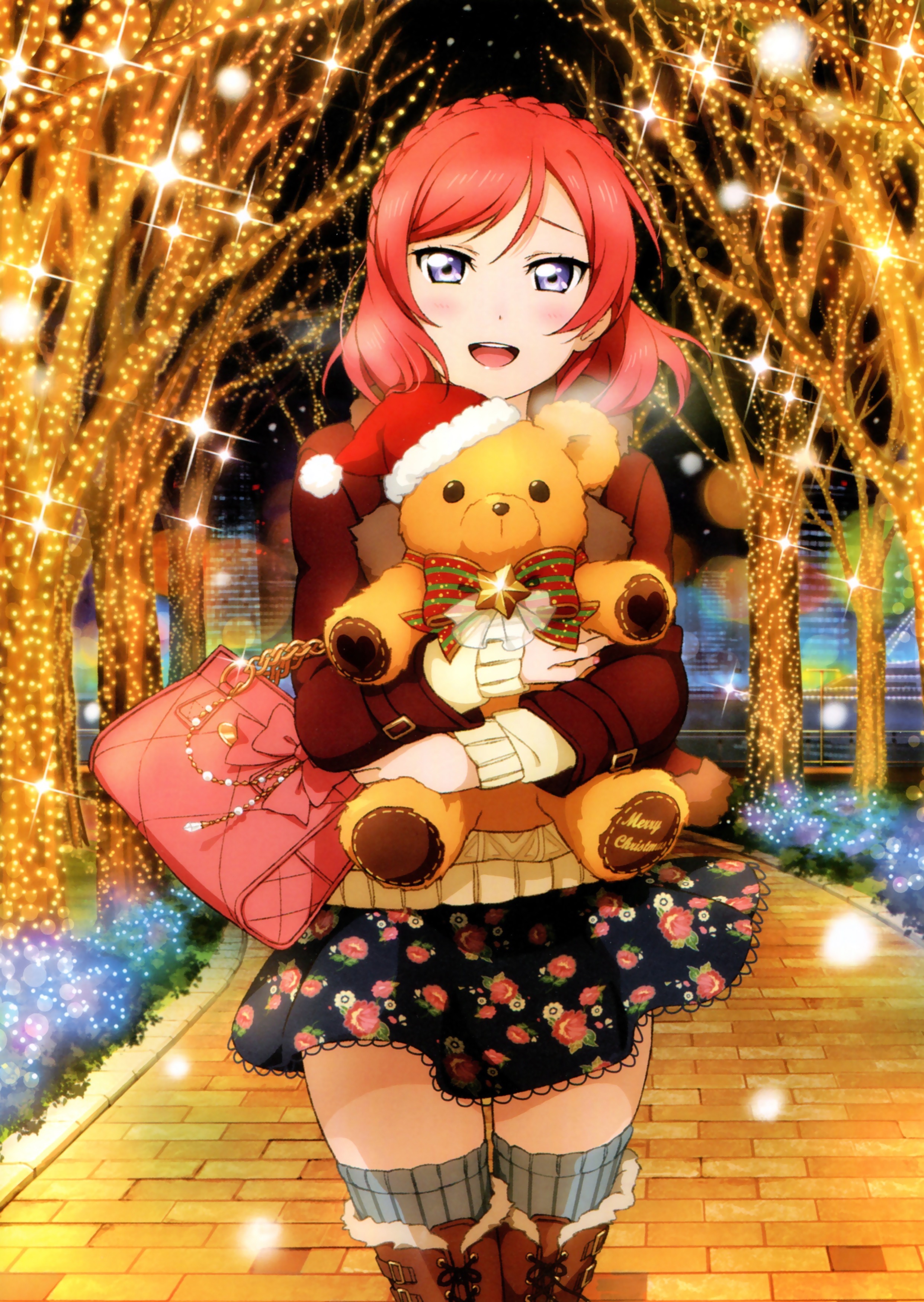 Фото Nishikino Maki / Нишикино Маки из аниме Love Live! / Живая любовь  стоит обнимая медведя в парке, где деревья украшены гирляндами