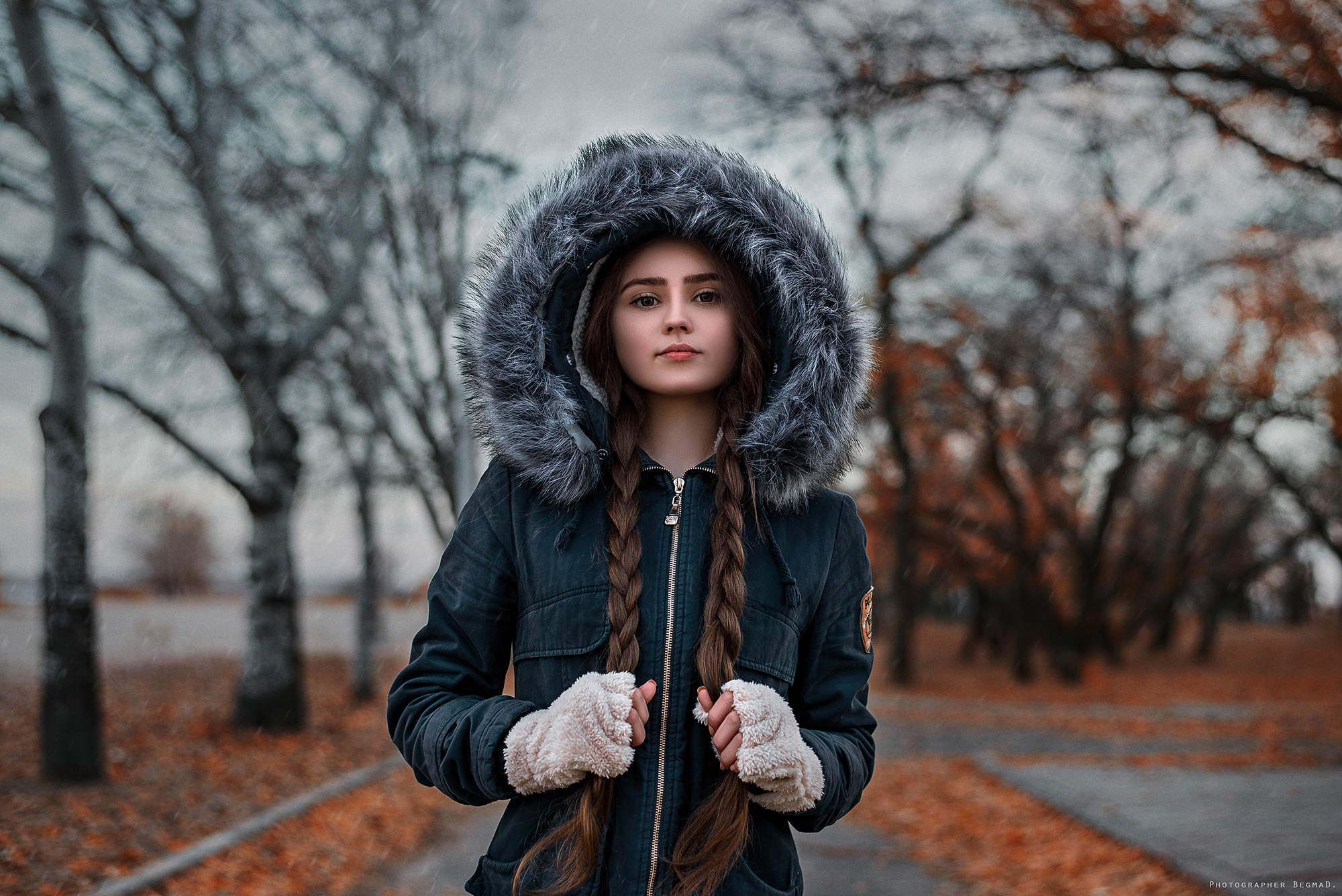 Фото Девушка красивая с косами в куртке с капюшоном с выразительными  глазами на фоне осеннего пейзажа. Фотограф Дмитрий Бегма