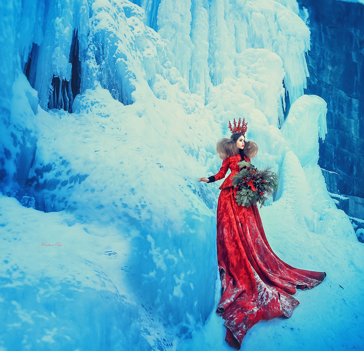 Фото Девушка в красном платье стоит около ледяной горы, фотограф Кравцова Ольга