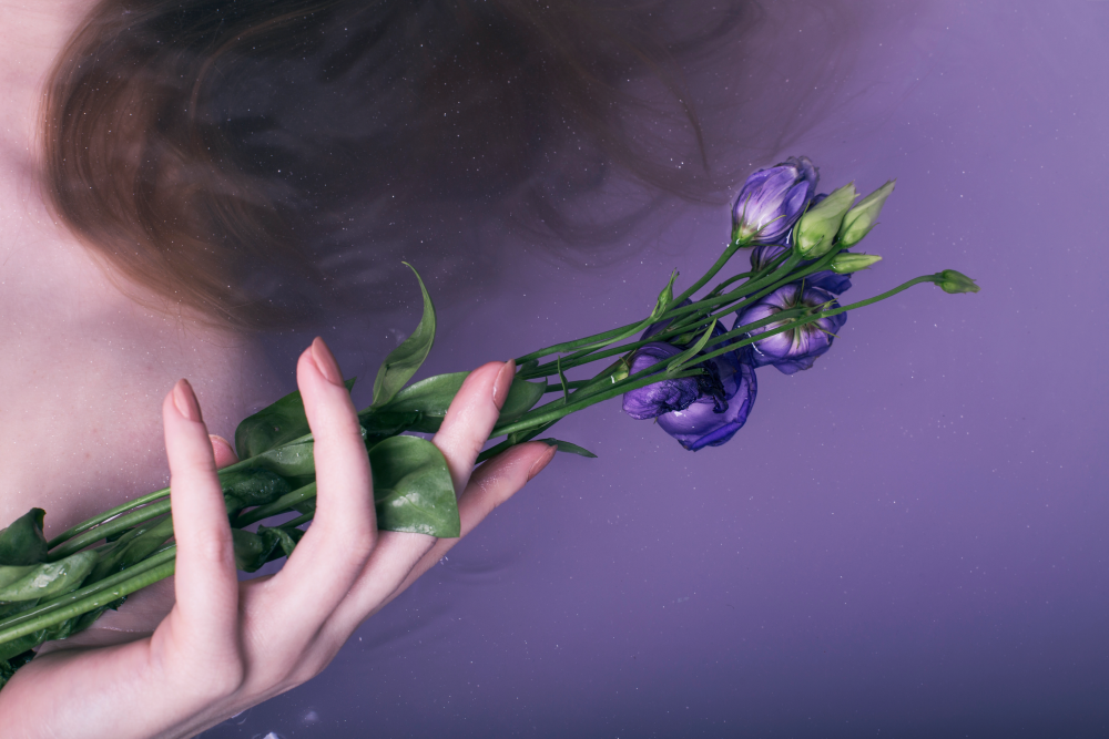 В руке девушки цветы, Maja Topcagic Photography