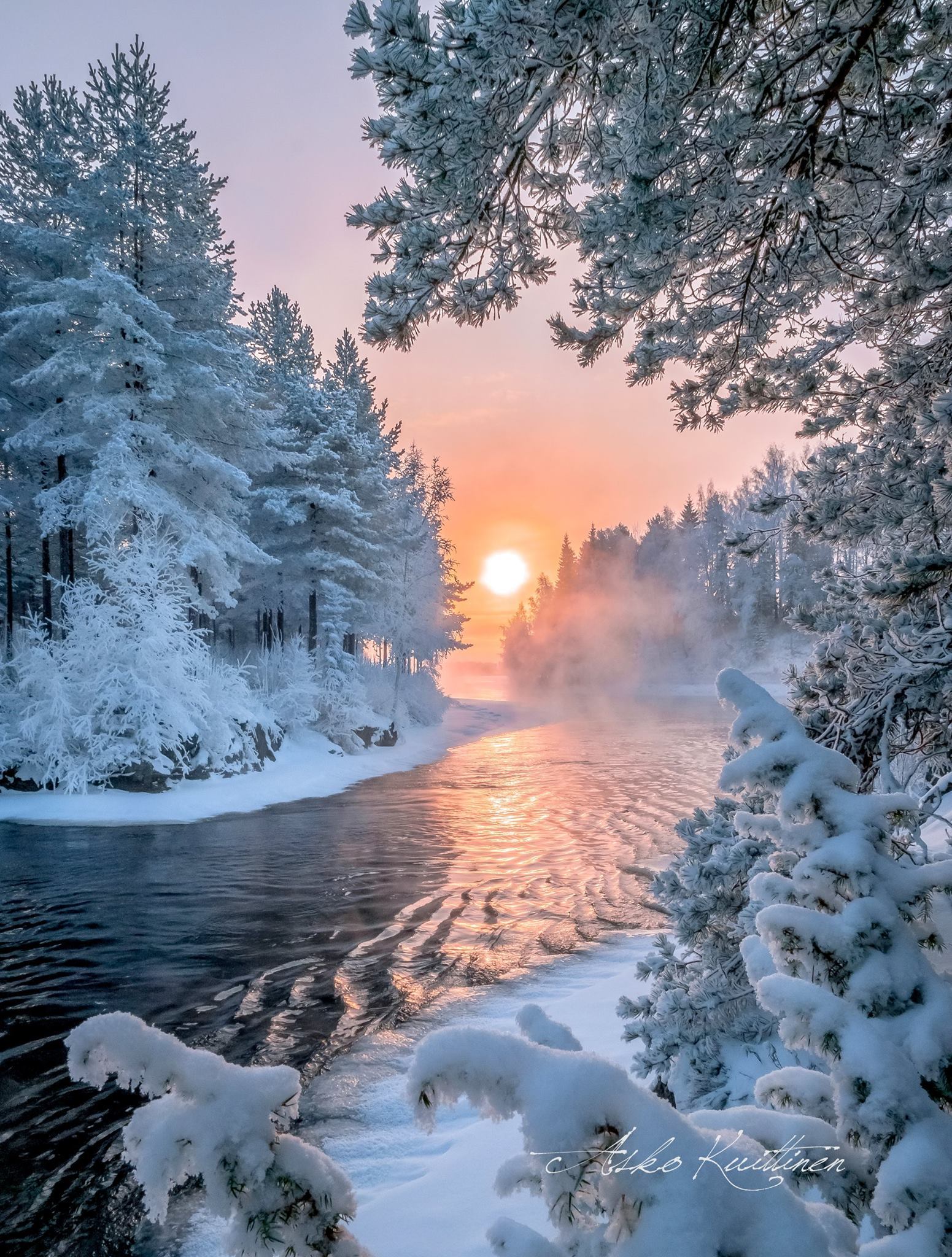 Солнце освещает зимнюю реку в лесу