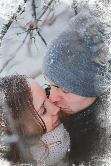 Фото Парень целует девушку на фоне зимнего пейзажа