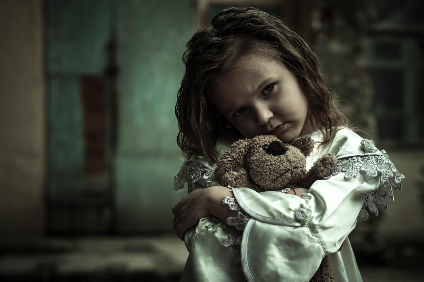Фото Печальная девочка с игрушкой