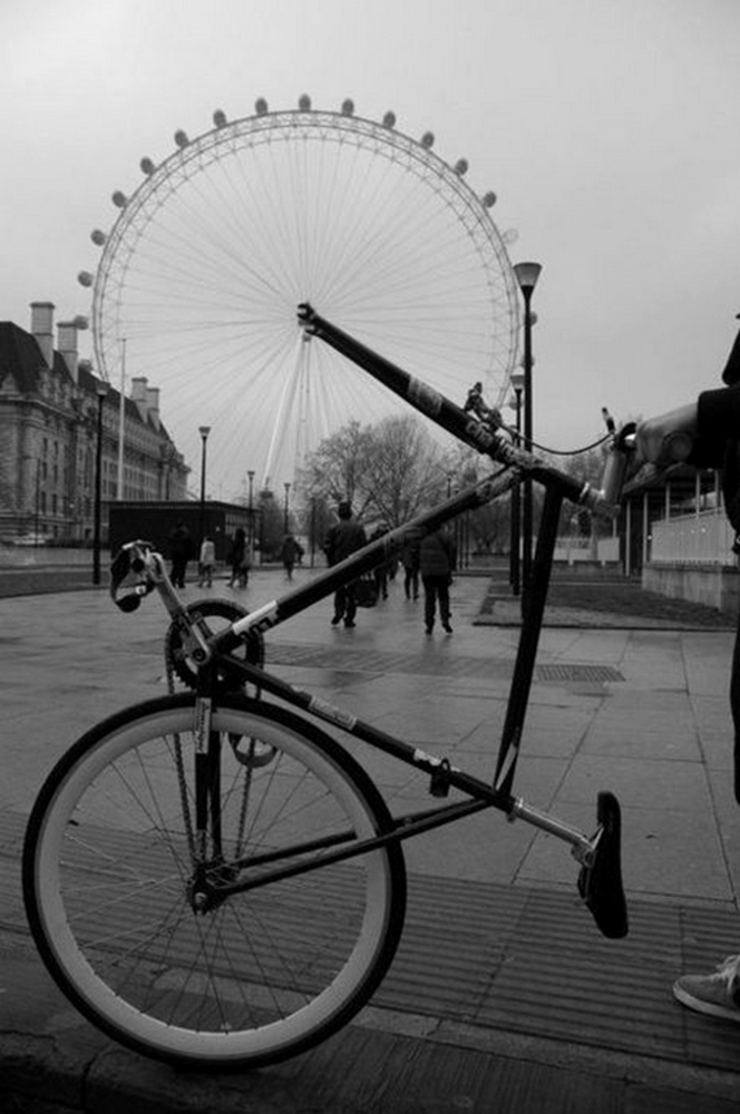 Фото На городской улице велосипедное колесо, стало аттракционом чертово колесо / by Vincenzo Balocchi |