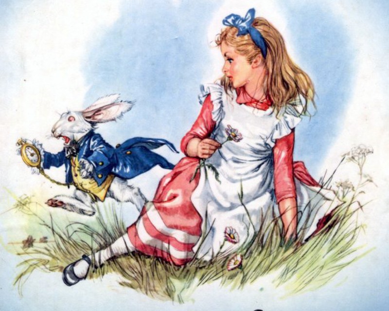 Фото Девочка сидит на лужайке с цветами и смотрит, как мимо пробегает кролик с часами, Алиса и всегда опаздывающий белый кролик, Алиса в стране чудес / Alice in Wonderland / BY LIBICO MARAJA /