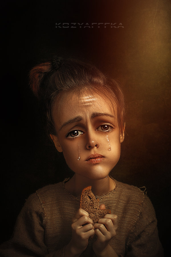 Фото Девочка со слезами на глазах, с кусочком хлеба в руках, by kozyafffka