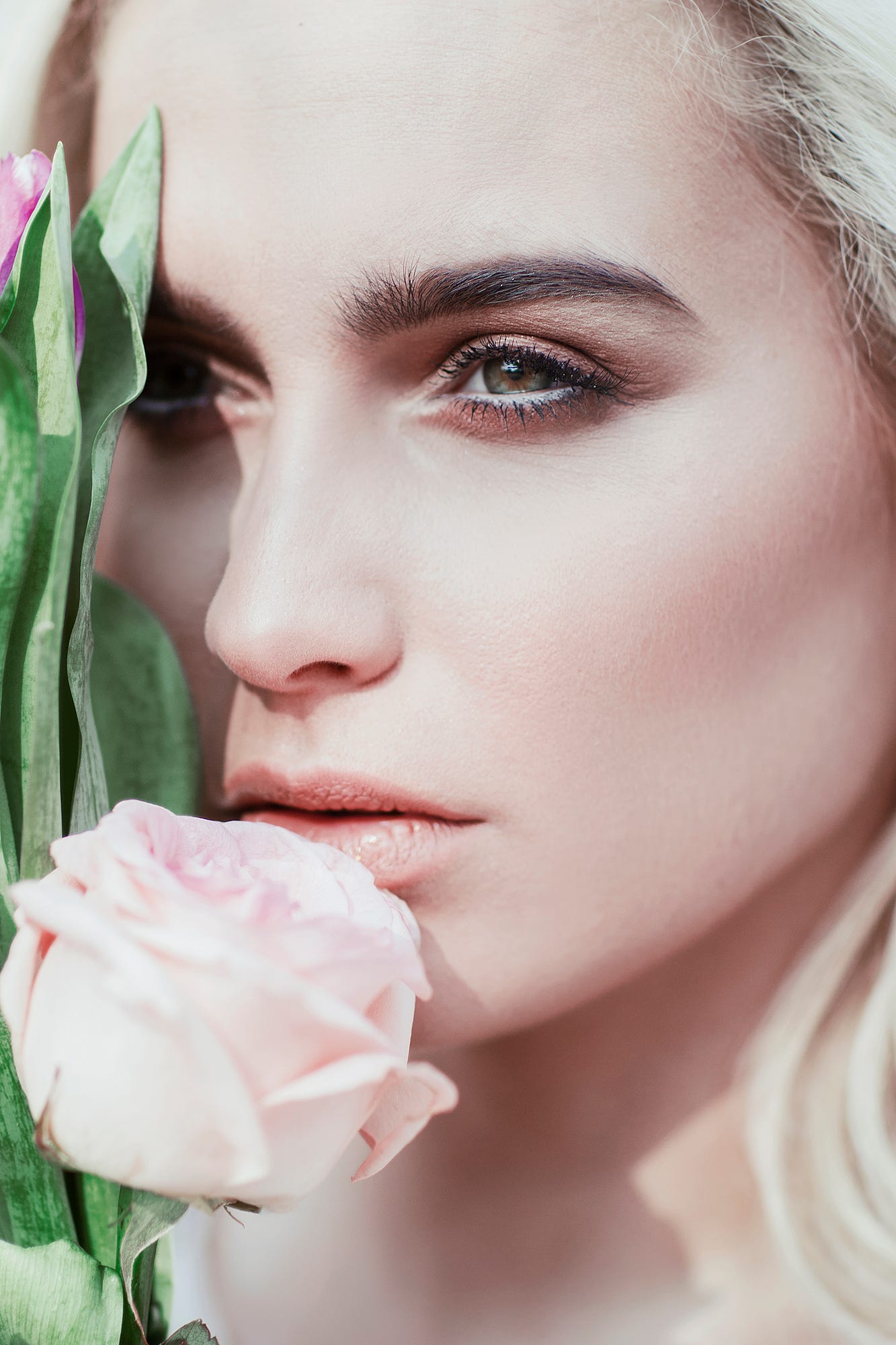 Фото Девушка с розой у лица, фотограф Jovana Rikalo