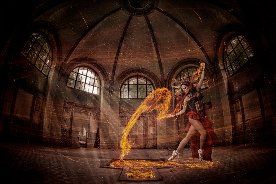 Фото Танцующая балерина с огнем в огромном зале, фотограф Niko Angelopoulos