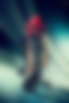 Фото Девушка обнаженная, с яркими волосами опустила голову вниз, с высоким гофрированным воротником на шее, в черных лакированных ботфортах на высоком каблуке, на структурном фоне, by Peter Brownz Braunschmid
