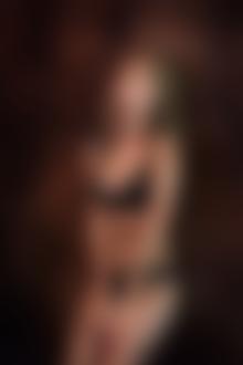 Фото Модель Анастасия Щеглова / Anastasia Shcheglova с татуировками на теле в нижнем белье стоит у стены, Фотограф Ден Евдокимов / DBond