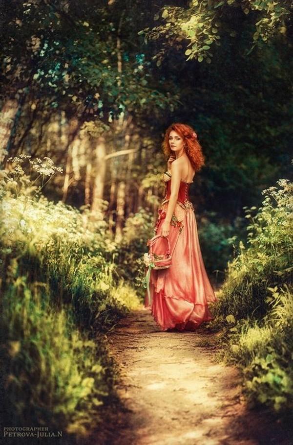 Фото Рыжеволосая девушка с корзинкой в руках, обернувшись, идет по лесной тропинке, Фотограф Юлия Петрова / Petrova JuliaN