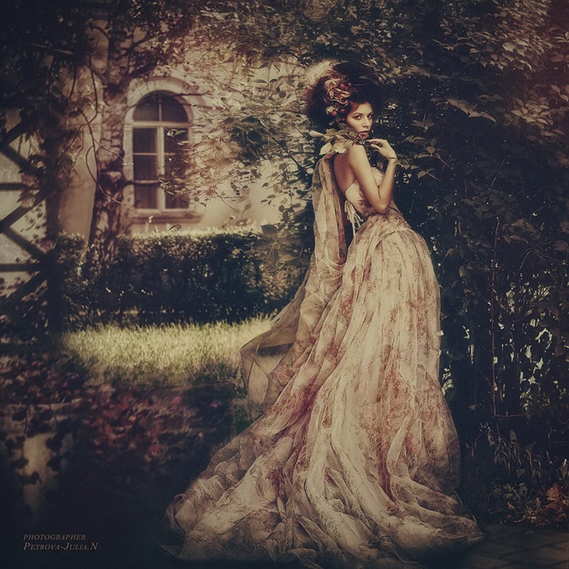 Фото Девушка в длинном пышном платье на фоне старого дома, Фотограф Юлия Петрова / Petrova JuliaN