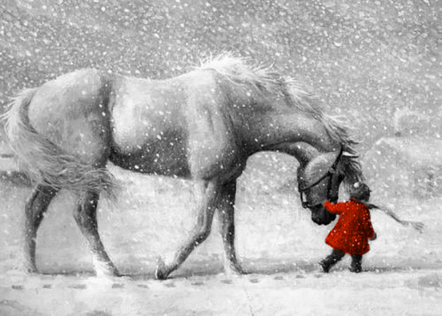 Фото Маленькая девочка ведет за уздечку лошадь в снежную метель