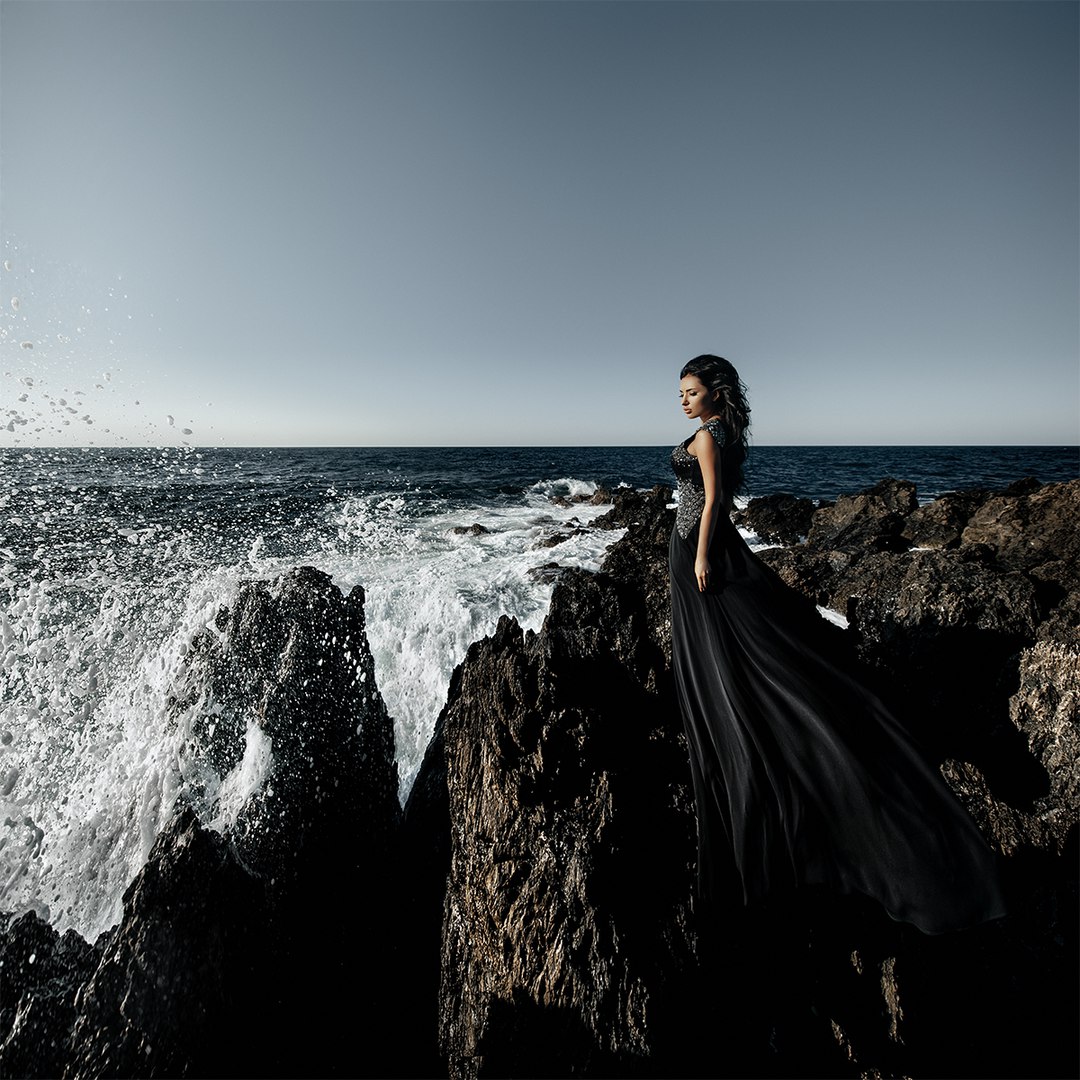 Черное платье для море