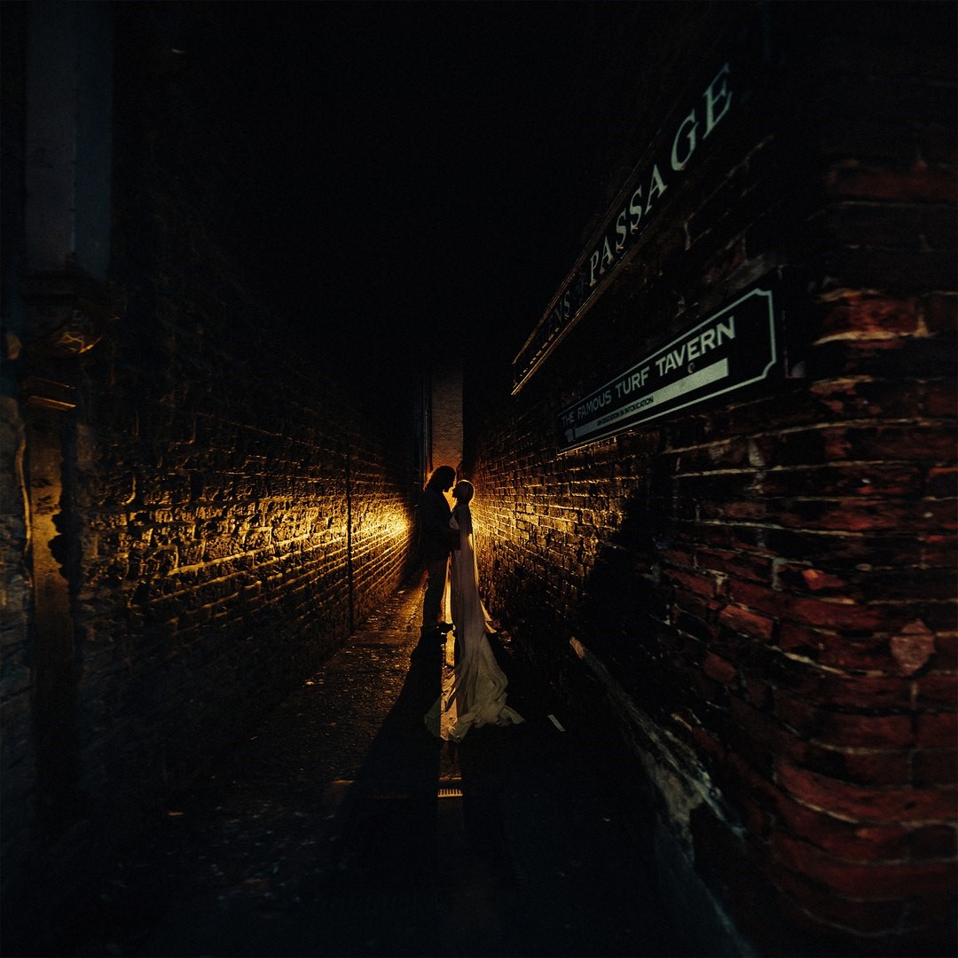 Фото Девушка с парнем стоят на ночной улочке между домами, фотограф Игорь Булгак