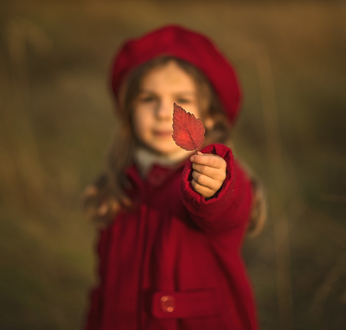 Маленькая девочка в Красном пальто