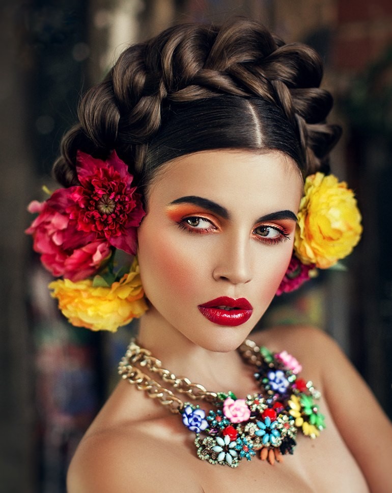 Фото Девушка с ярким макияжем и украшением на шее, фотограф Светлана Казаченко