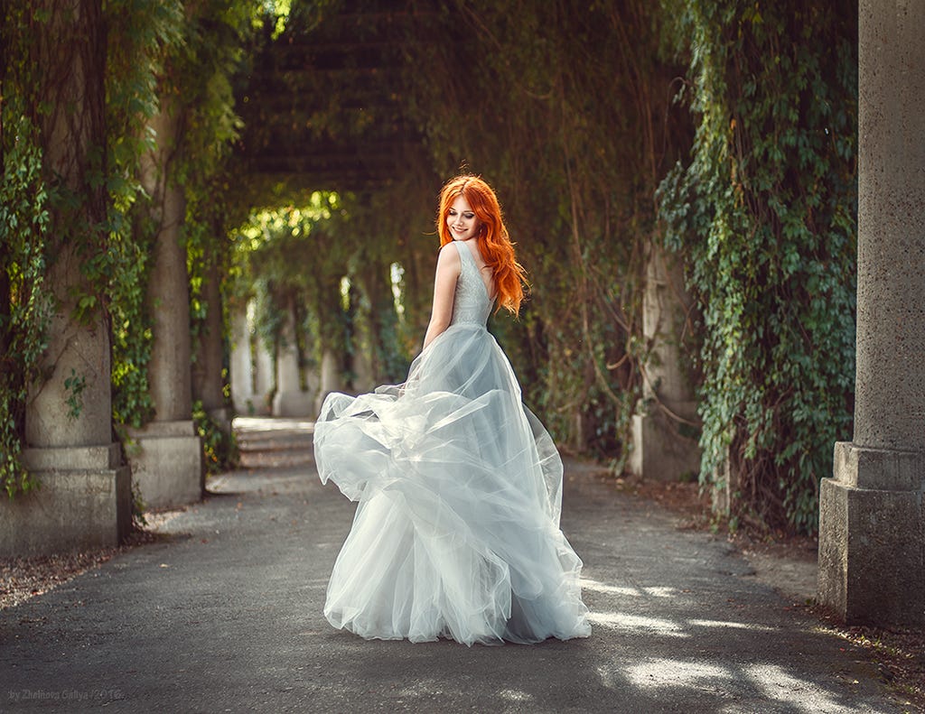 Фото Девушка в белом платье стоит на дороге, фотограф Galiya Zhelnova