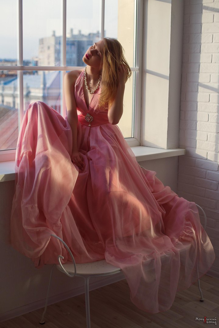 Девушка в платье у окна