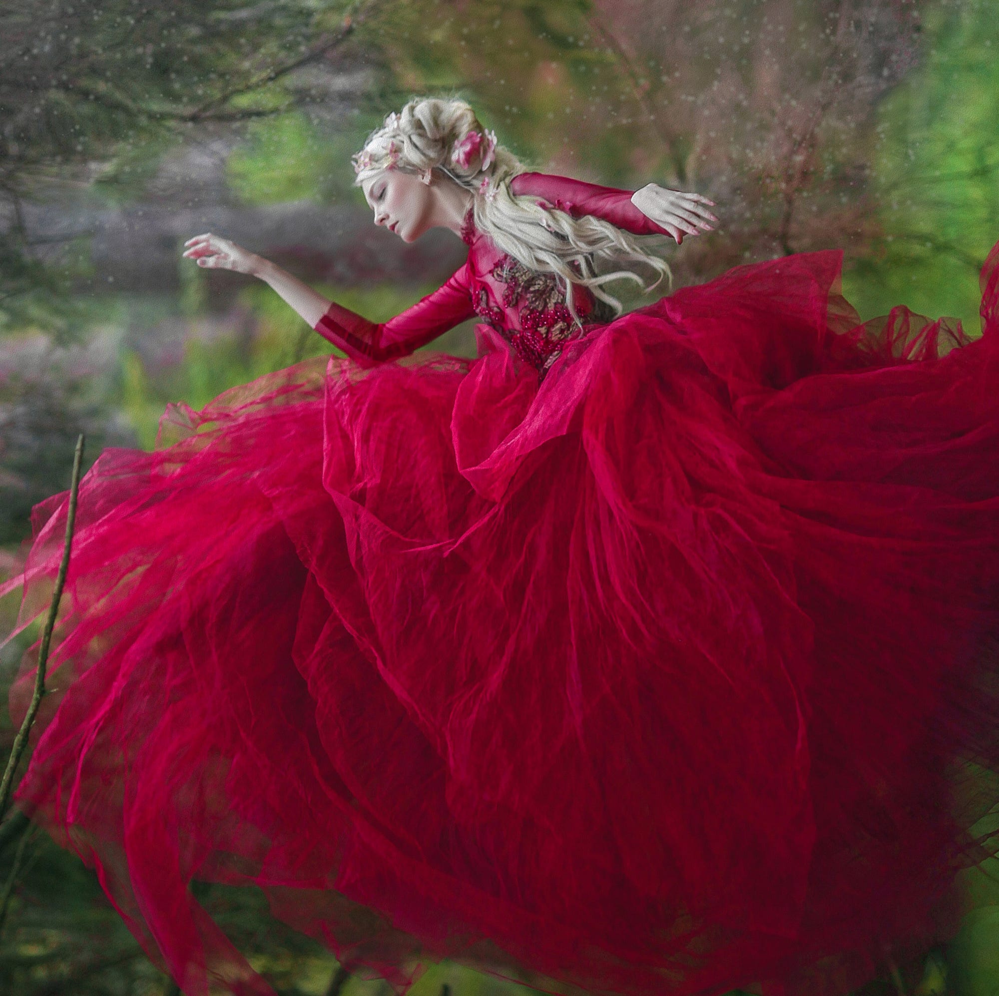 Фото Девушка с длинными волосами в пышном красном платье, by Agnieszka Lorek
