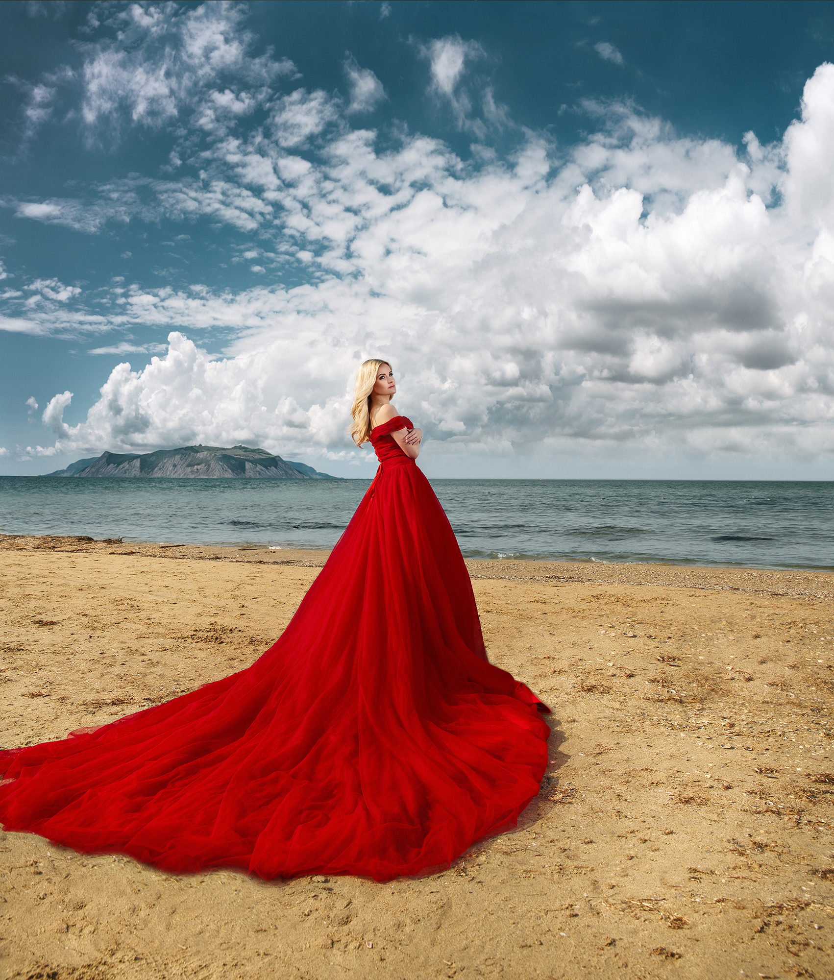 Фото Девушка в красном платье стоит на фоне природы, фотограф Хисматулин Ренат