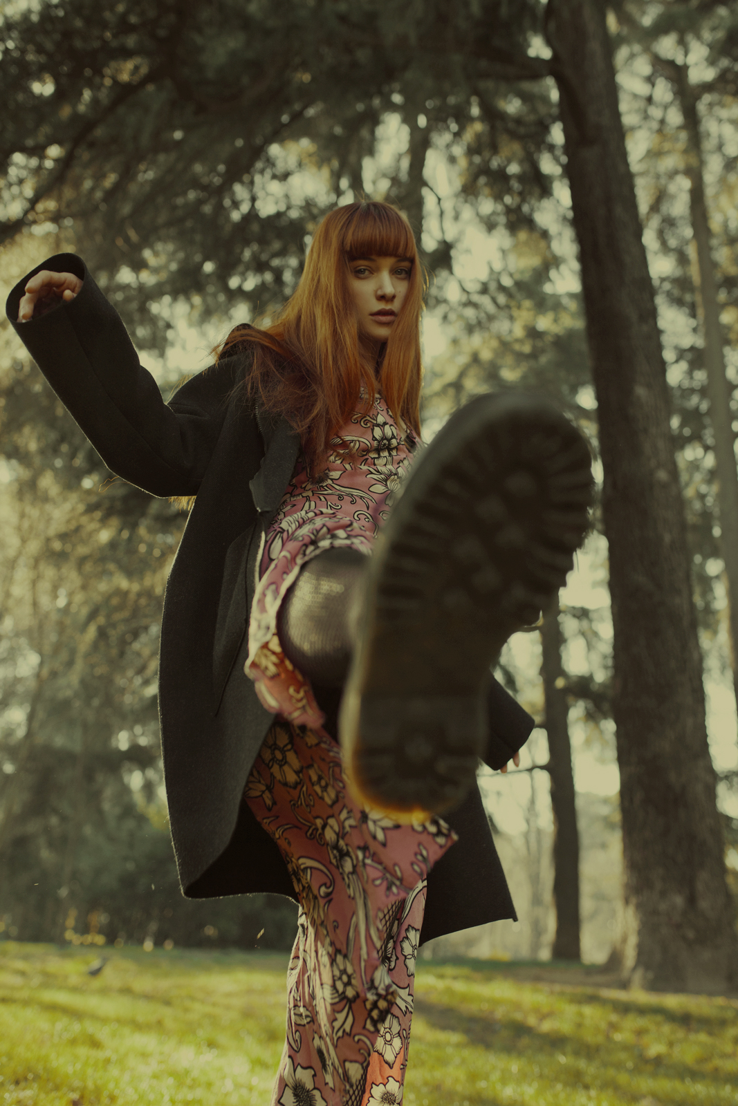 Фото Девушка с рыжими волосами подняла ногу вперед, фотограф Marta Bevacqua