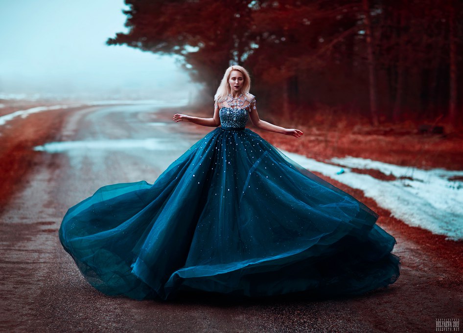Фото Девушка в пышном платье стоит на дороге, фотограф Светлана Беляева