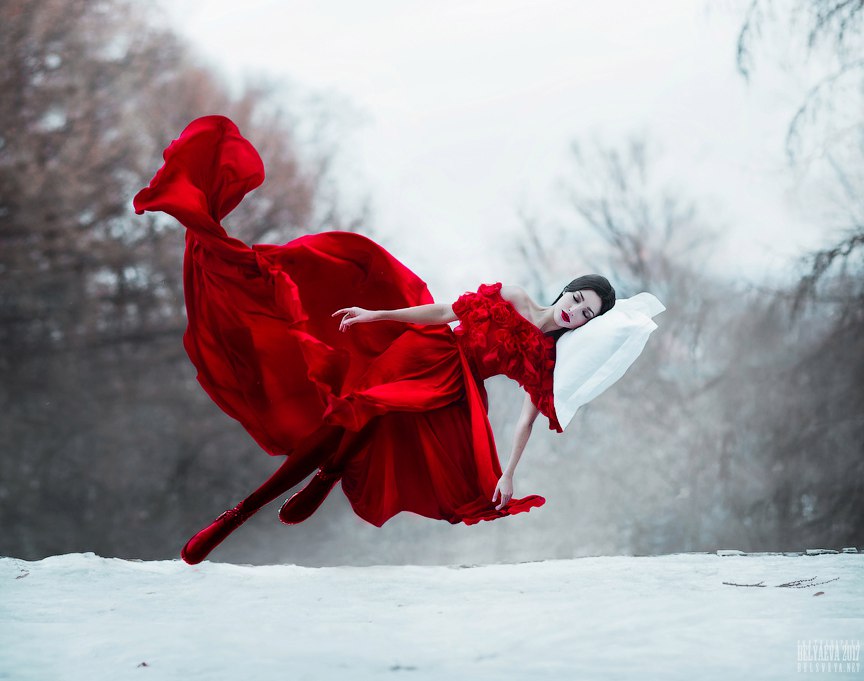 Фото Девушка в красном платье, положив голову на подушку, спит на фоне природы, фотограф Светлана Беляева