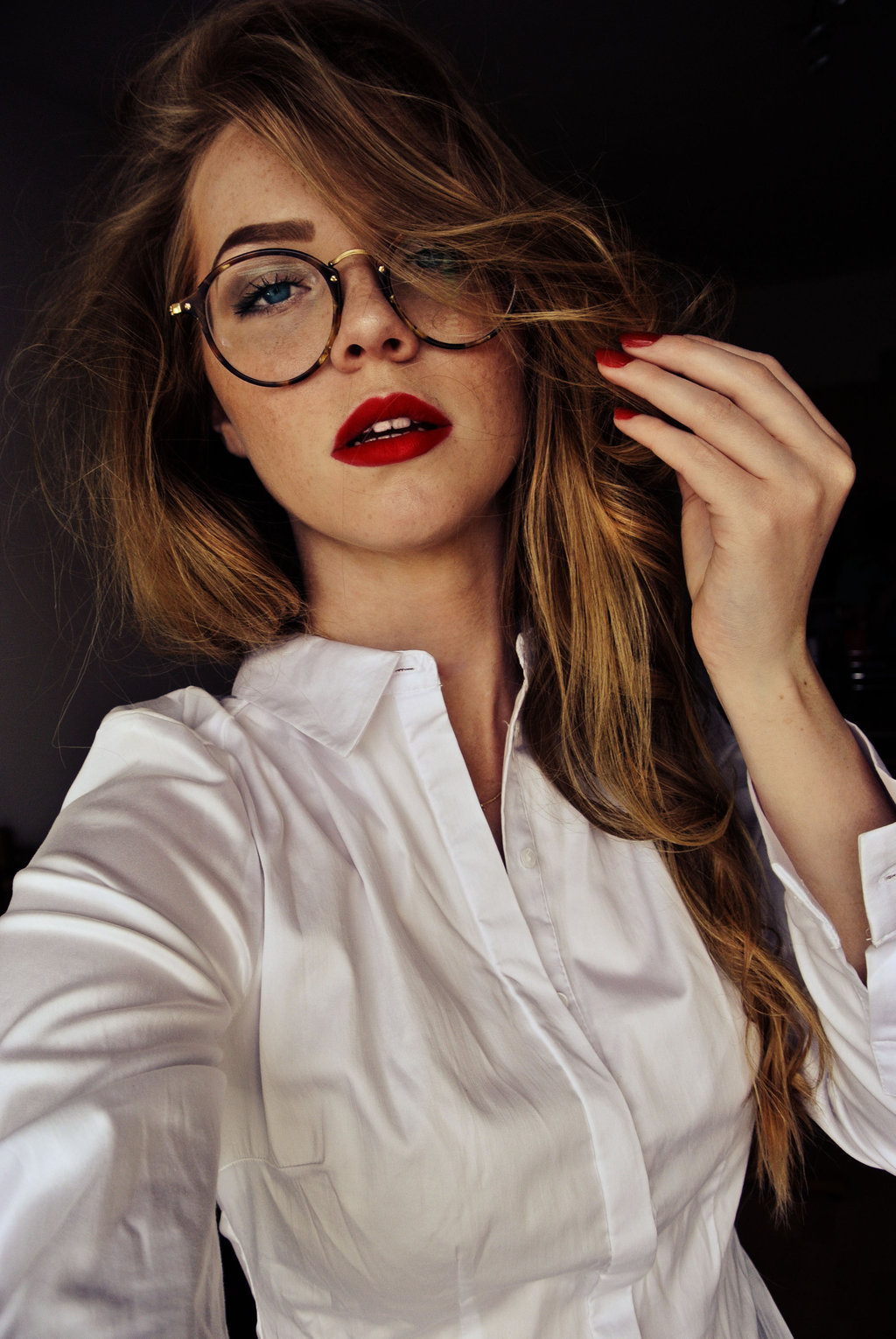 Фото Девушка в очках и в белой рубашке, by ZuzuTurkova