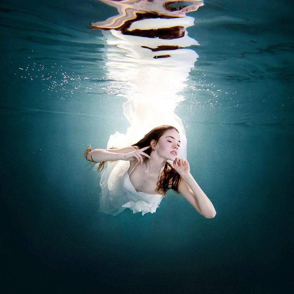 Фото Рыжеволосая красивая девушка, в белой одежде под водой. Фотограф Слава  Гребенкин
