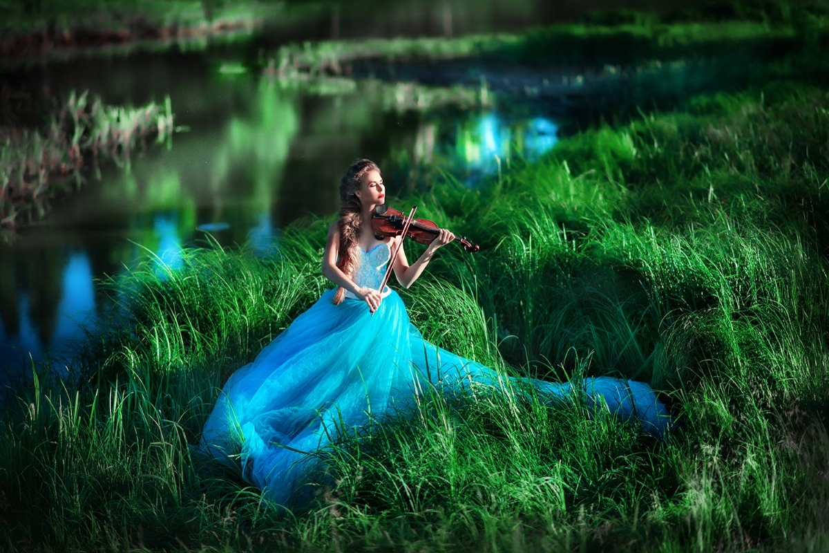 Девушка со скрипкой в лесу