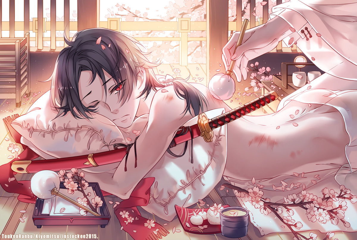 Фото Kashuu Kiyomitsu лежит с катаной, врач обробатывает ему раны, из игры Touken Ranbu / Танец мечей, art by Instockee