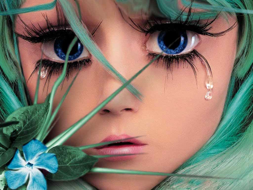 Фото Плачущая девочка с огромными голубыми глазами
