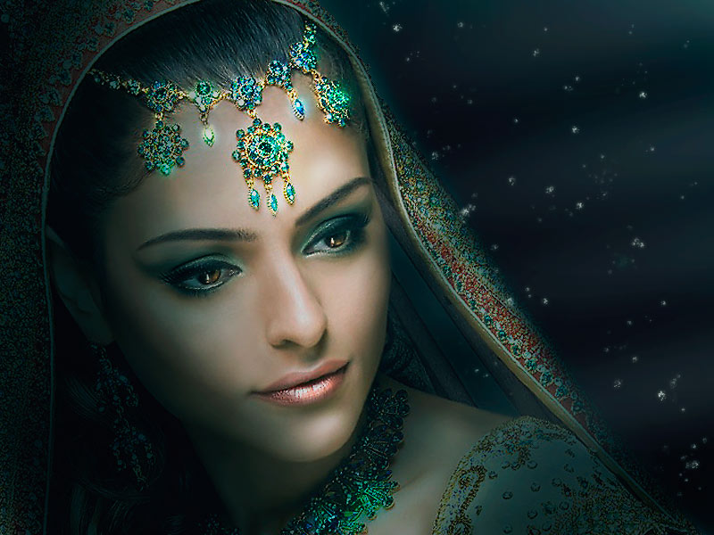 Фото Портрет красивой девушки с украшениями, с накидкой на голове, на темном фоне