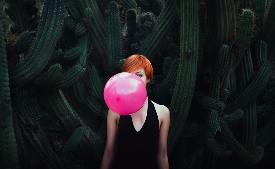 Фото Девушка с воздушным шаром на фоне кактусов, by Ibai