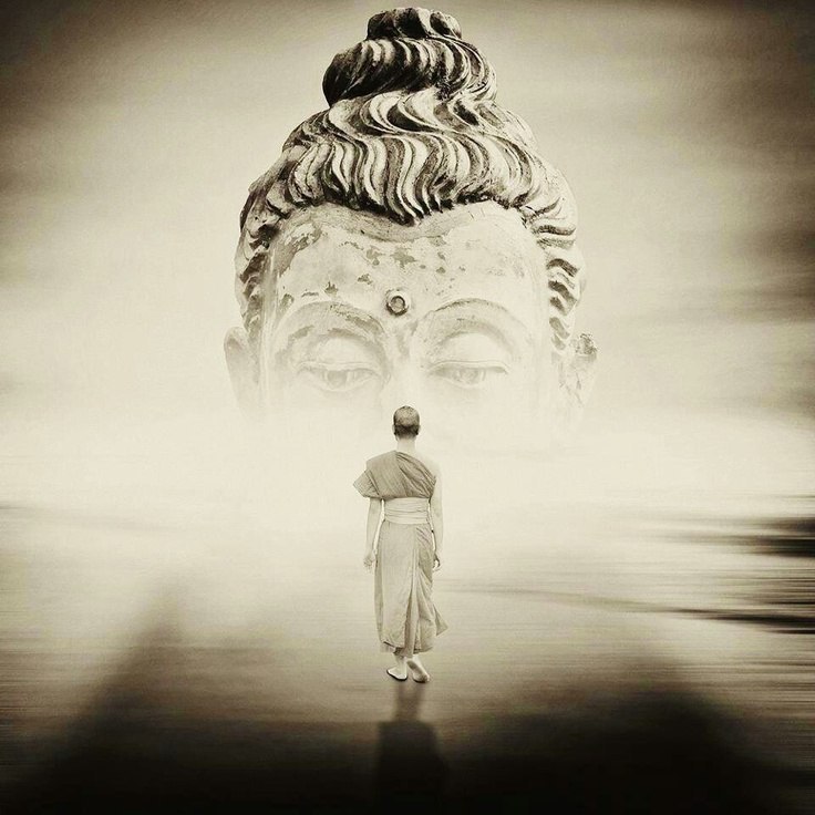 Фото Монах, идущий к облику Будды