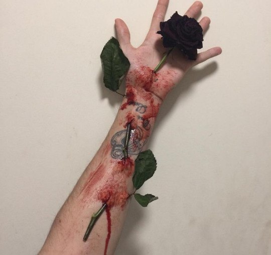 Фото Черная роза под кожей мужской руки