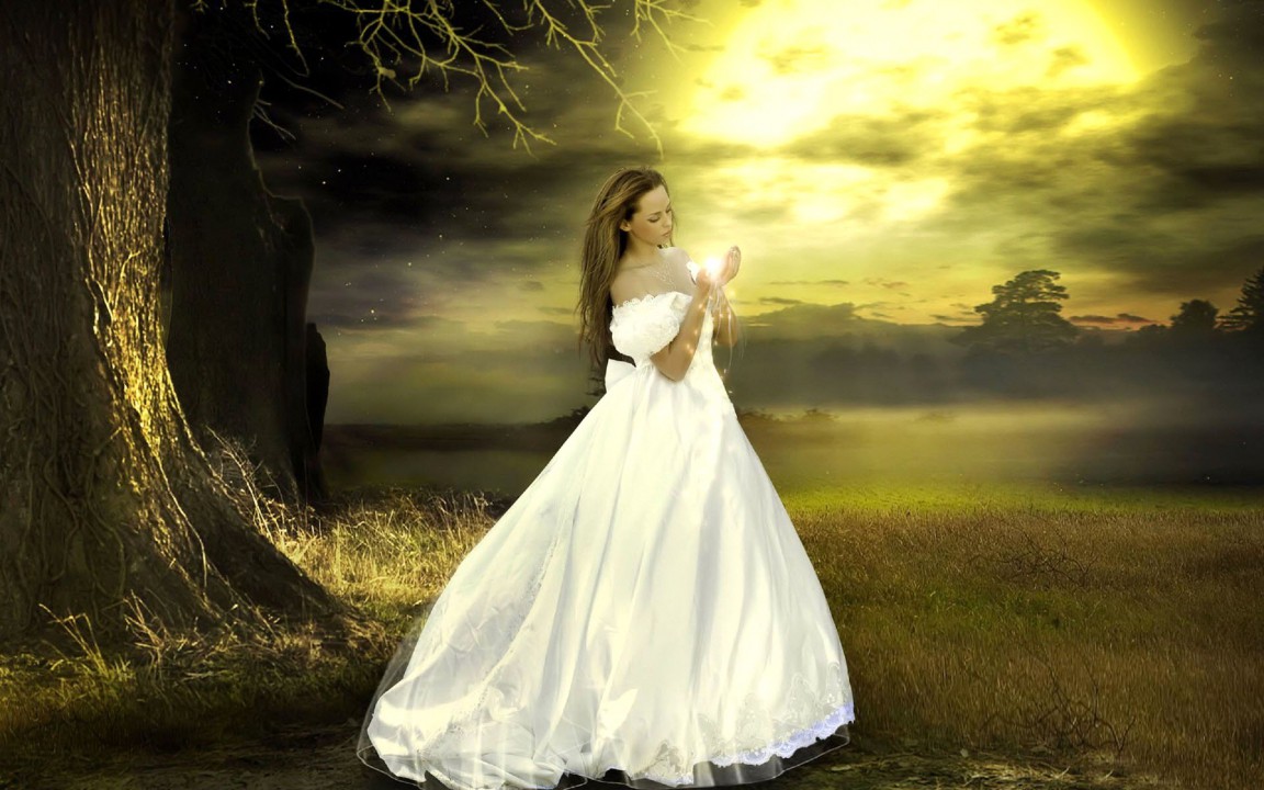 Фото Девушка в белом длинном платьес магией в руках на фоне природы