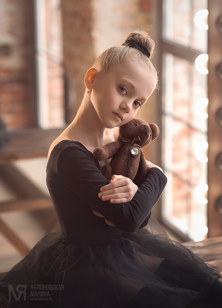 Фото Милая девочка с игрушкой - медведем в руках. Фотограф Марина ... милая