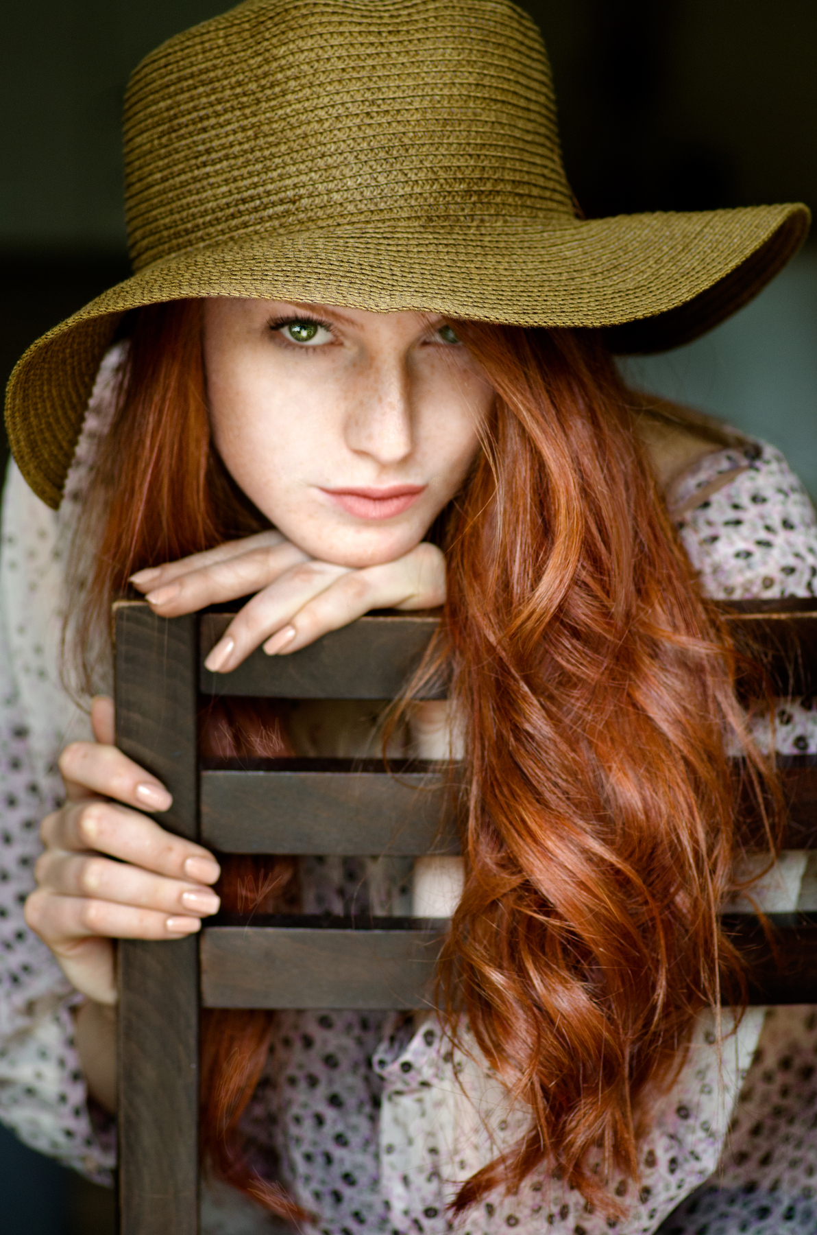 Фото Портрет рыжеволосой девушки в широкополой шляпе. Фотограф Таня Маркова