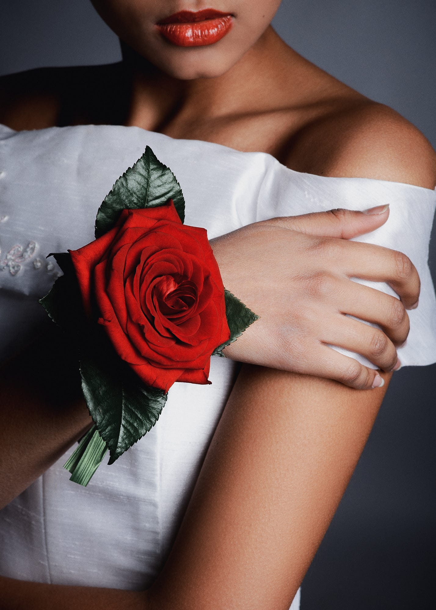 Фото Девушка с красной розой на руке