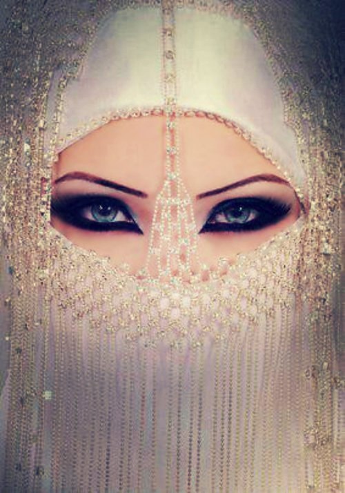 Фото Девушка арабка в макияже и восточном наряде с украшениями