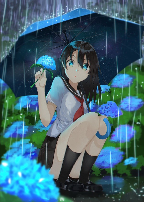 Фото Девушка, сидя под зонтом и держа в руках голубой цветок, смотрит испуганным взглядом