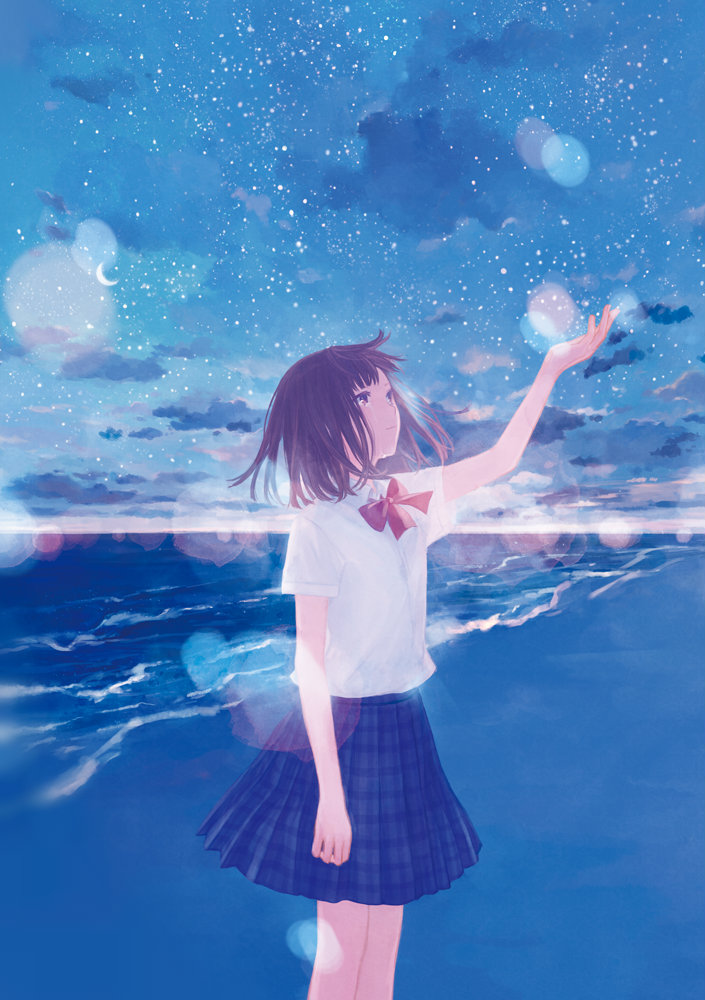 Фото Девушка в форме стоит у моря, подняв руку вверх