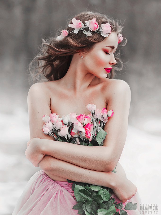 Фото Девушка в венке держит в руках цветы, фотограф Светлана Беляева