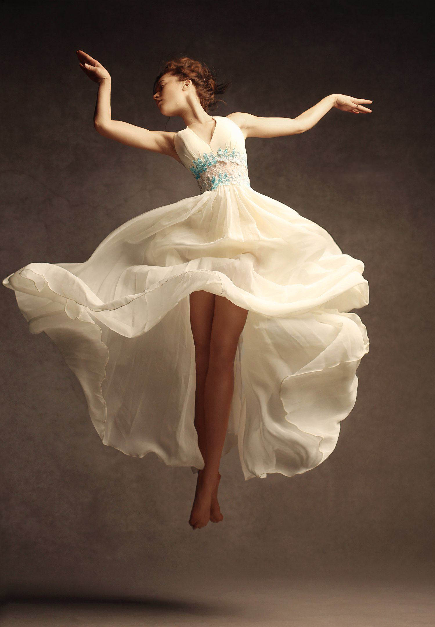 Танцует В Платье