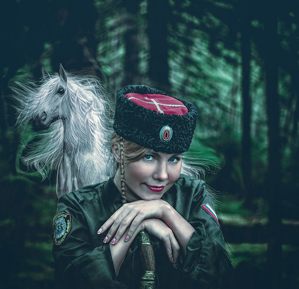 Фото На фоне белого коня и леса, девушка в казачьей форме