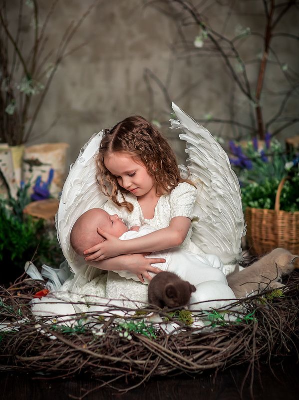 Фото Девочка в образе ангела держит на руках малыша. Фотограф Елена Трофимова