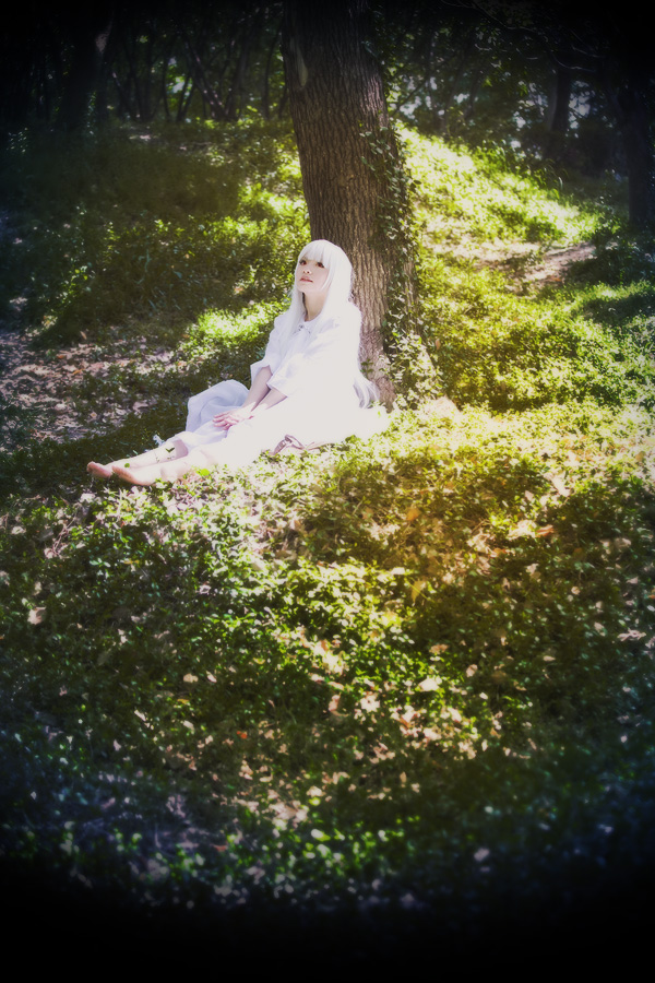 Фото Белокурая девушка сидит под деревом, by hoaxstar