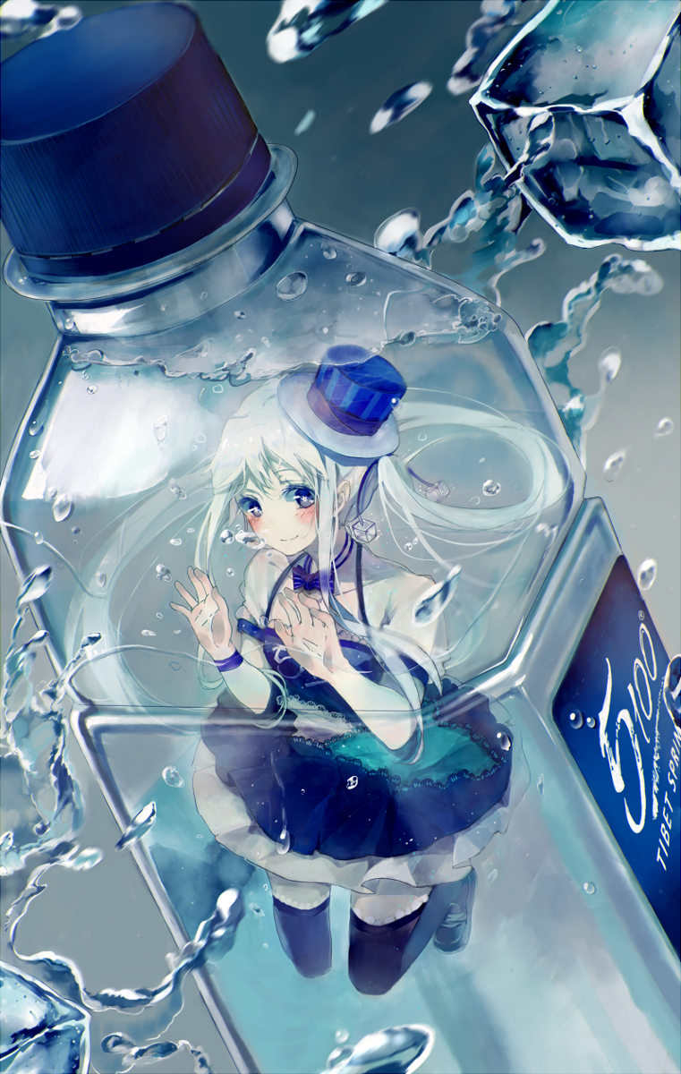 Фото Девочка в бутылке под водой с льдом